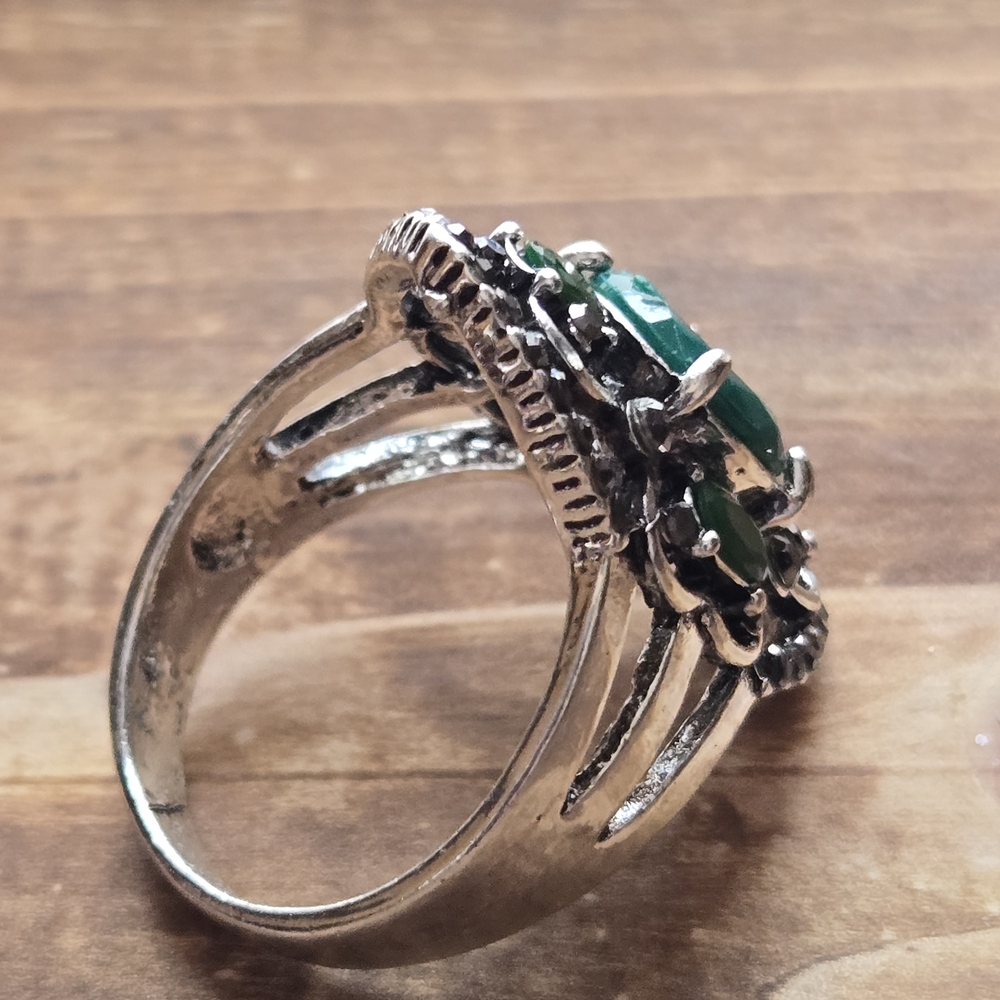 Elegant Green Gemstone Silver Ring - Picture 2 of 4